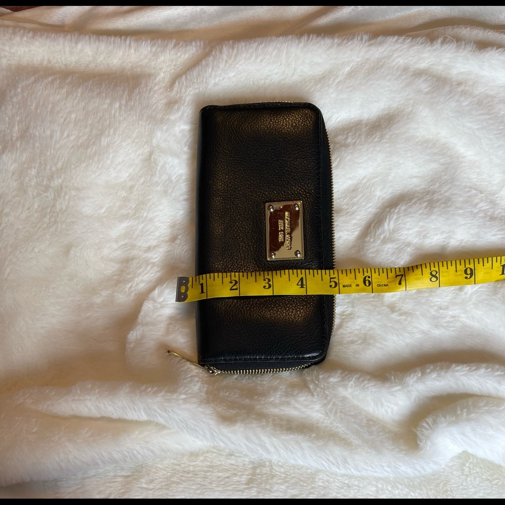 ❌❌❌❌Sold❌❌❌Authentic Michael Kors Wallet - Picture 5 of 8